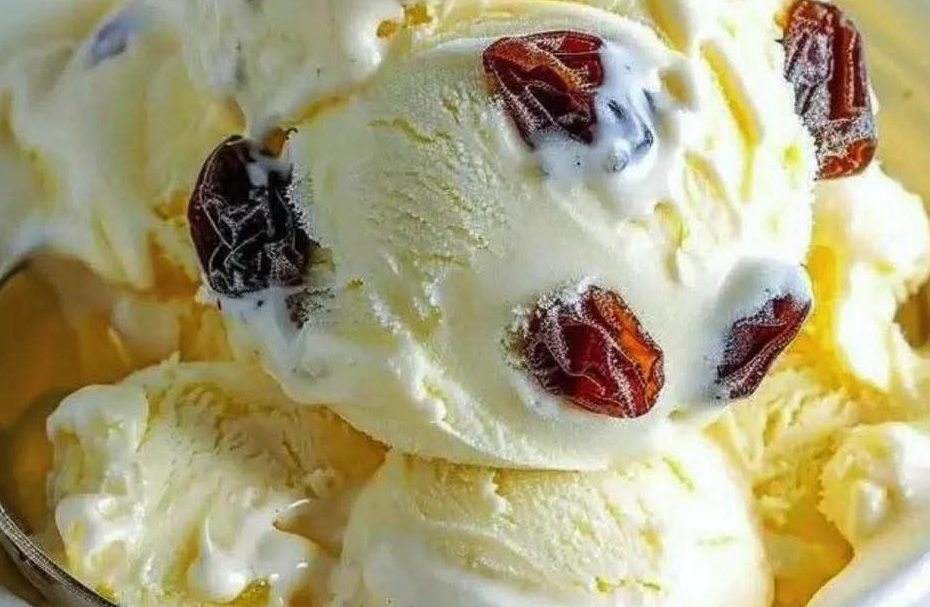 Sorvete com Passas e Calda de Caramelo